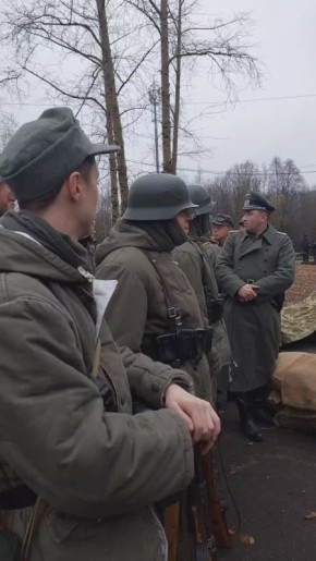 В сквере 12-й бригады Морской пехоты идет инструктаж перед реконструкцией эпизода Петсамо-Киркенесской операции