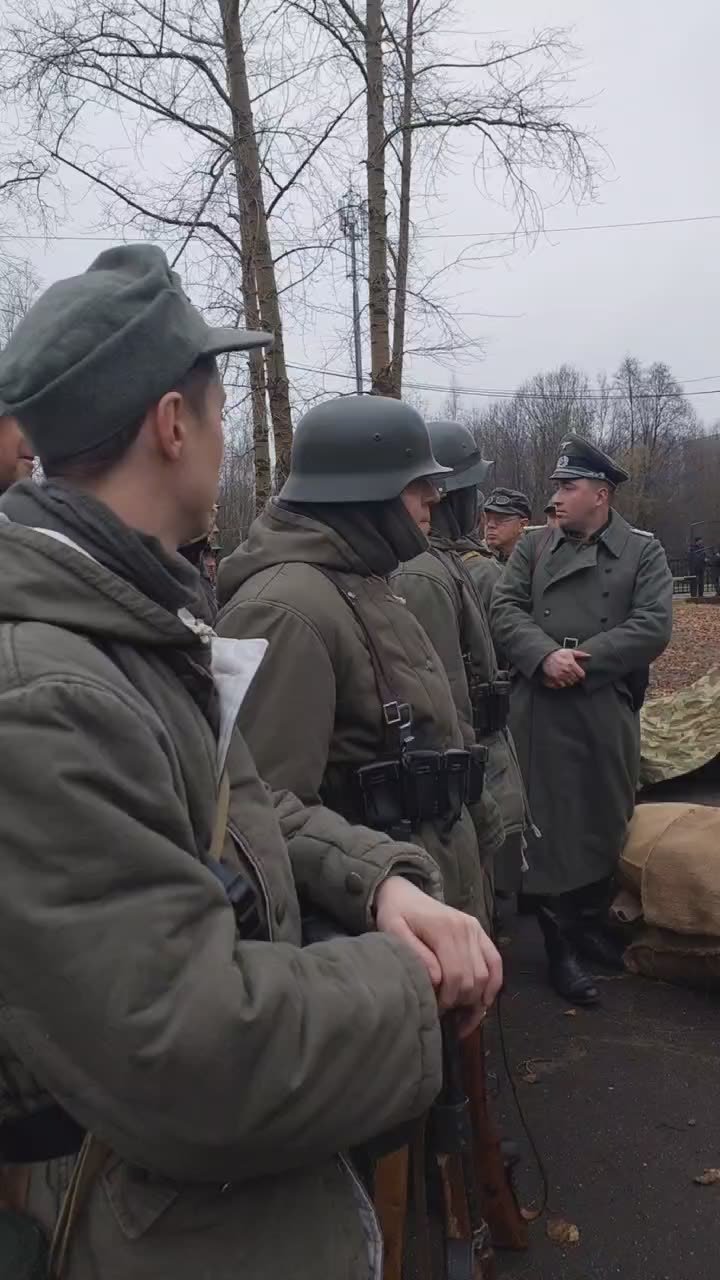 В сквере 12-й бригады Морской пехоты идет инструктаж перед реконструкцией эпизода Петсамо-Киркенесской операции