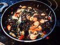 Погружение в мир вкуса: черные спагетти с морепродуктами и ароматом чеснока