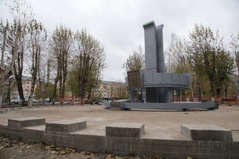 Игорь Арсентьев: Реставрация памятного знака, установленного в честь 13-й лыжной отдельной бригады 2 Ударной армии Волховского фронта, расположенного в сквере на пересечении улиц Мира и Логинова, завершается