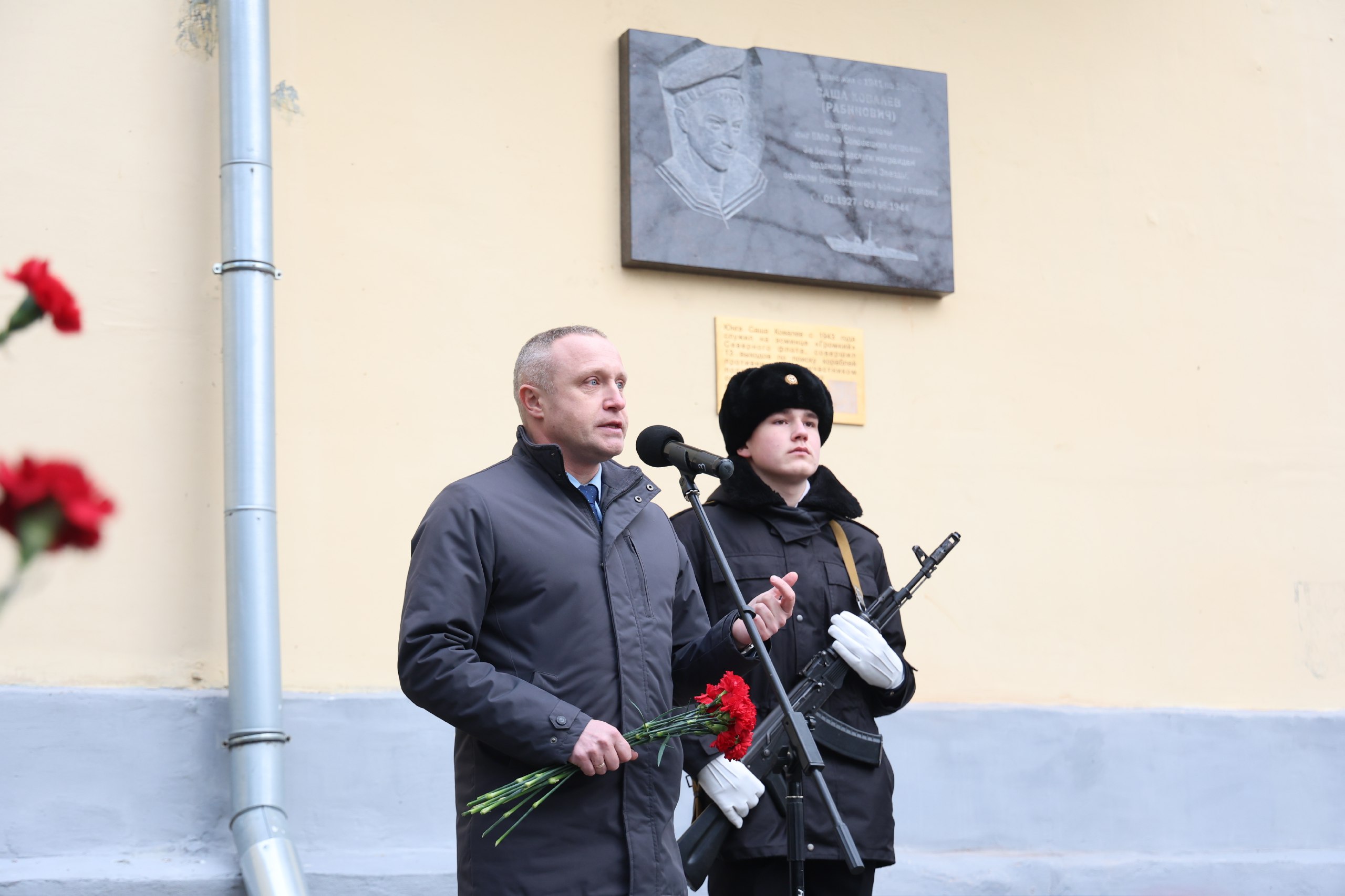 Сегодня состоялось торжественное открытие мемориальной доски юнге Северного флота Саше Ковалеву Сегодня состоялось торжественное открытие мемориальной доски юнге Северного флота Саше Ковалеву