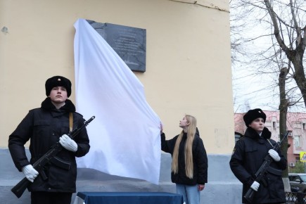 Сегодня состоялось торжественное открытие мемориальной доски юнге Северного флота Саше Ковалеву