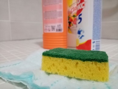 Губка в морозилке? Гениальный трюк, который уничтожит запахи за ночь