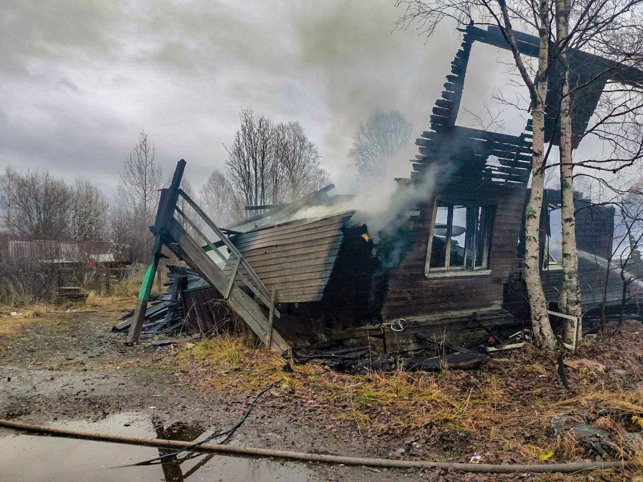 В Онеге ликвидирован крупный пожар в расселённом доме В Онеге ликвидирован крупный пожар в расселённом доме