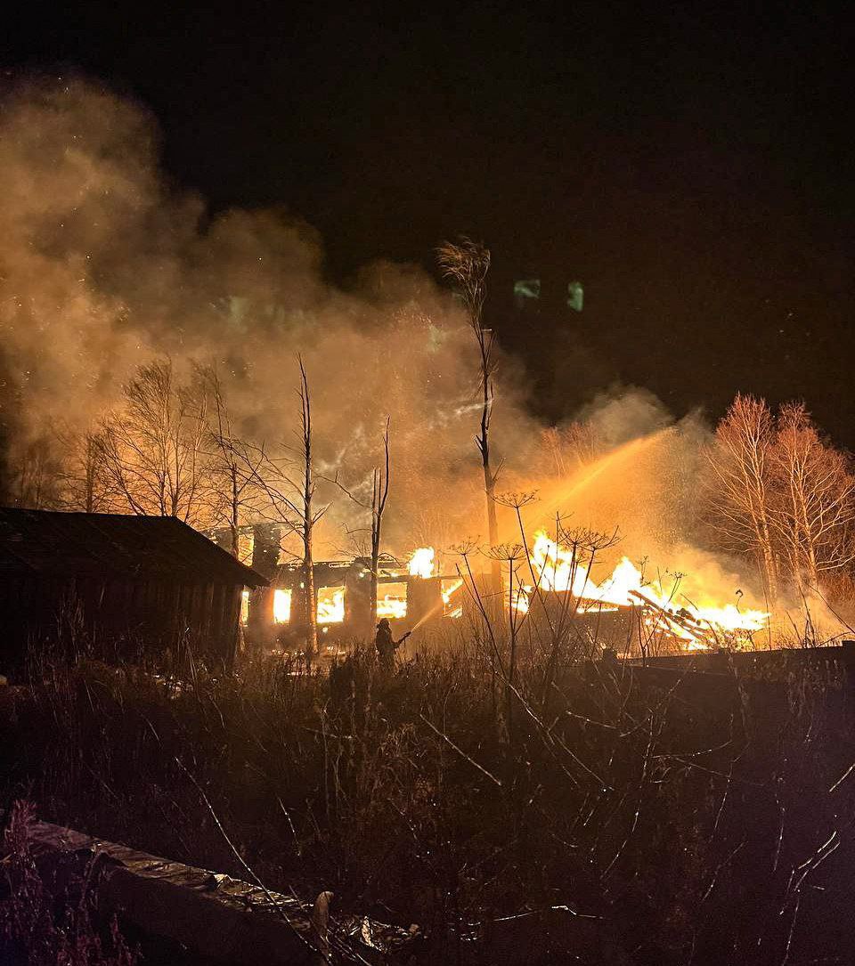 В Онеге ликвидирован крупный пожар в расселённом доме В Онеге ликвидирован крупный пожар в расселённом доме