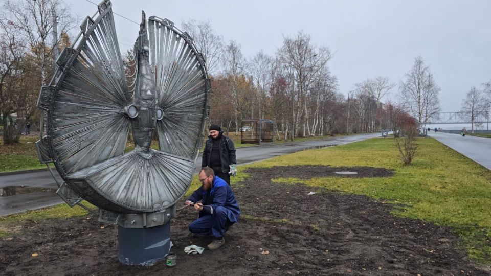 В сквере «Добро» на набережной сегодня устанавливают скульптуру «Птица счастья»