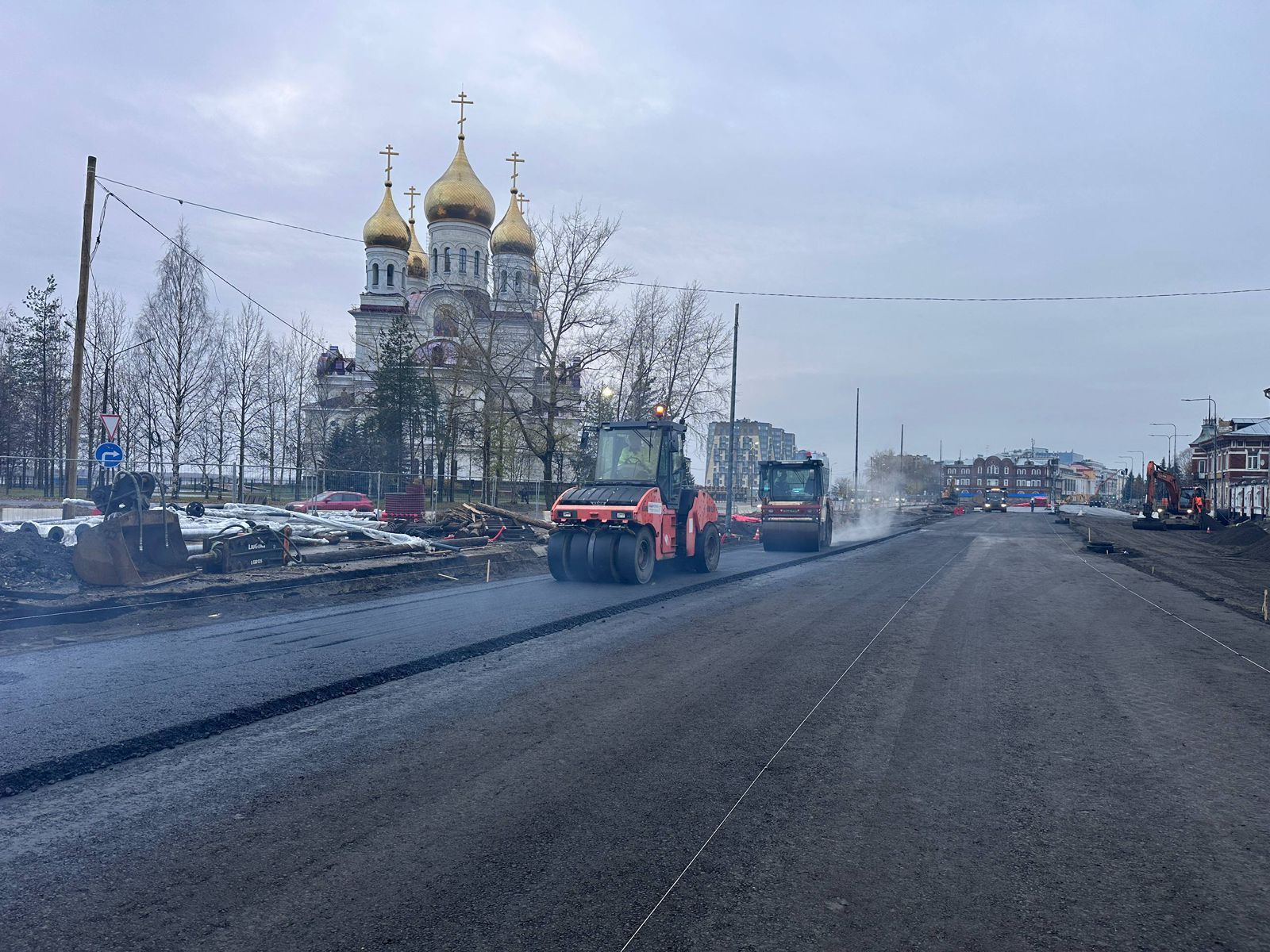 Идет асфальтирование площади Профсоюзов Идет асфальтирование площади Профсоюзов