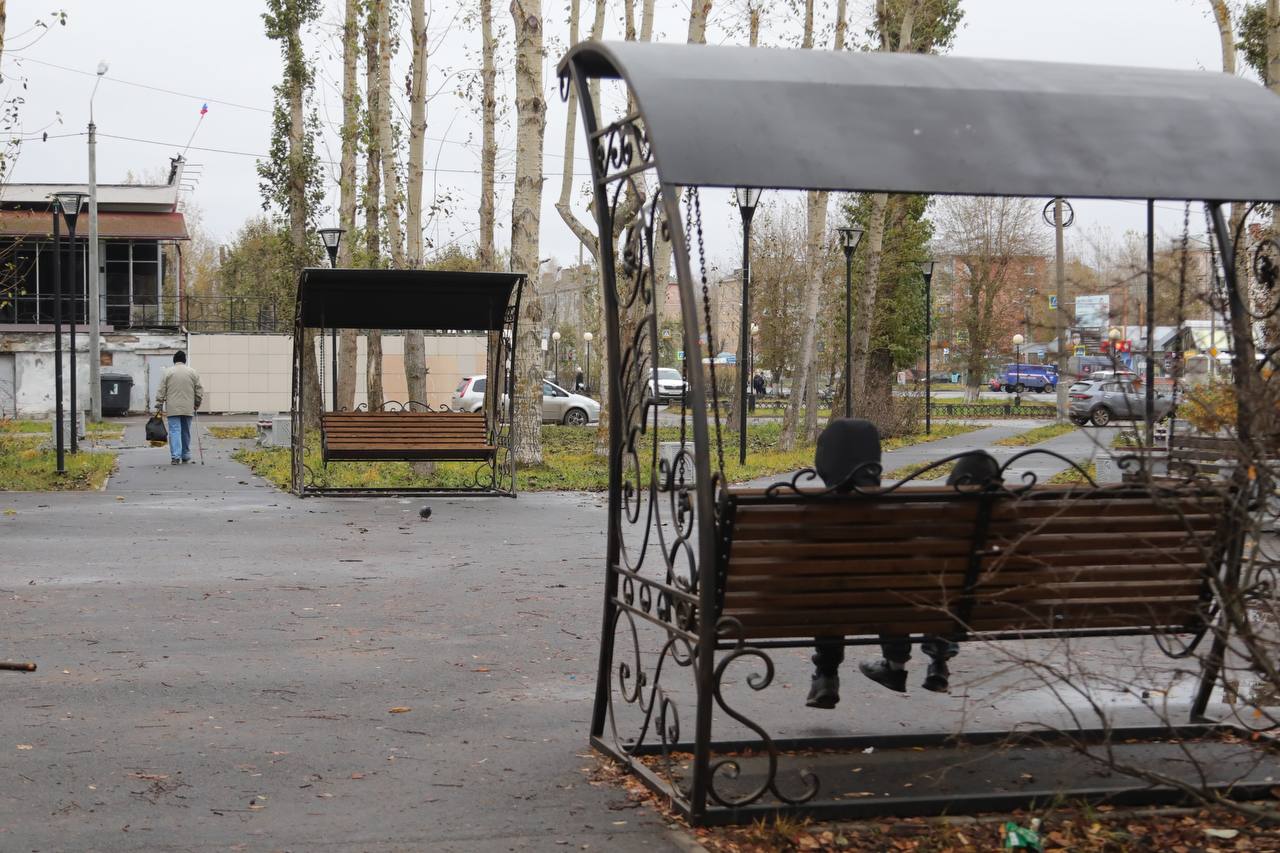 Игорь Арсентьев: Завершено благоустройство сквера Александра Ипатова: установлена кованая входная арка, две скамьи-качели и книги со стихами северодвинского автора и фотографиями – видами Северодвинска и его окрестностей Игорь Арсентьев: Завершено благоустройство сквера Александра Ипатова: установлена кованая входная арка, две скамьи-качели и книги со стихами северодвинского автора и фотографиями – видами Северодвинска и его окрестностей