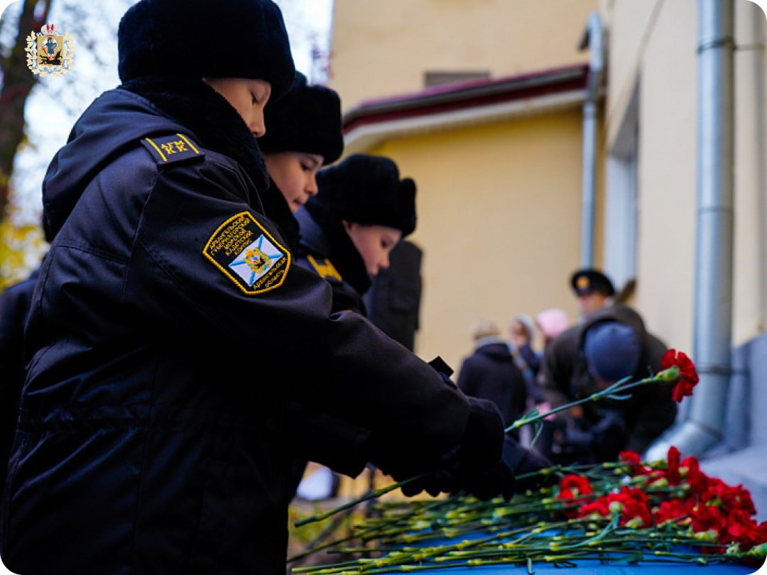 В Архангельске открыли мемориальную доску выпускнику Соловецкой школы юнг Саше Ковалеву В Архангельске открыли мемориальную доску выпускнику Соловецкой школы юнг Саше Ковалеву