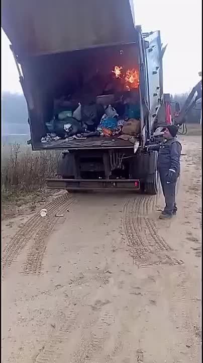 Из-за выброшенной золы в Устьянском Березнике загорелся мусоровоз