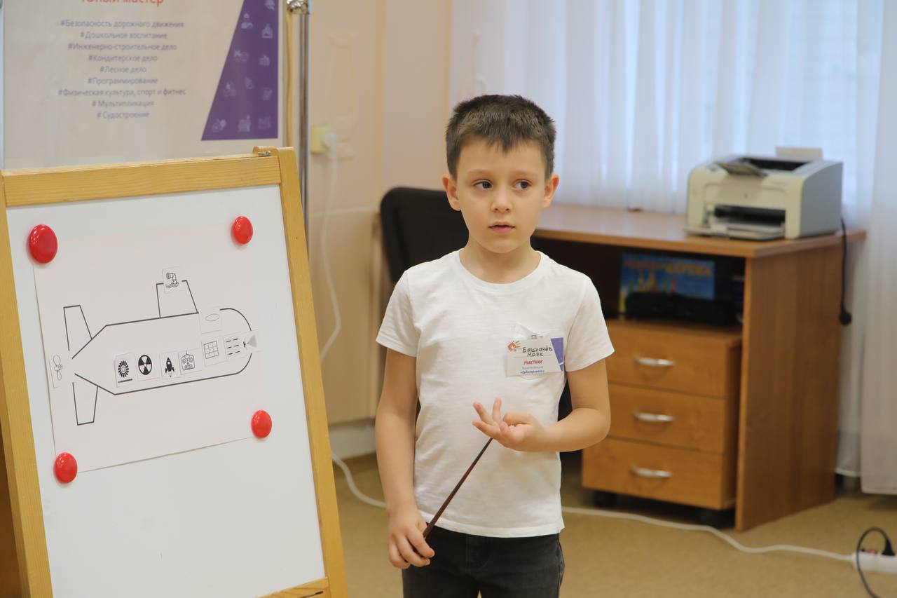 Игорь Арсентьев: Уметь выполнить чертёж ледокола, авианосца и подводной лодки, показать на схеме элементы оснащения и рассказать о каждом из этих типов судов юные корабелы могут уже с детского сада Игорь Арсентьев: Уметь выполнить чертёж ледокола, авианосца и подводной лодки, показать на схеме элементы оснащения и рассказать о каждом из этих типов судов юные корабелы могут уже с детского сада