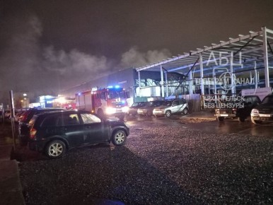 В Архангельске горит автосалон