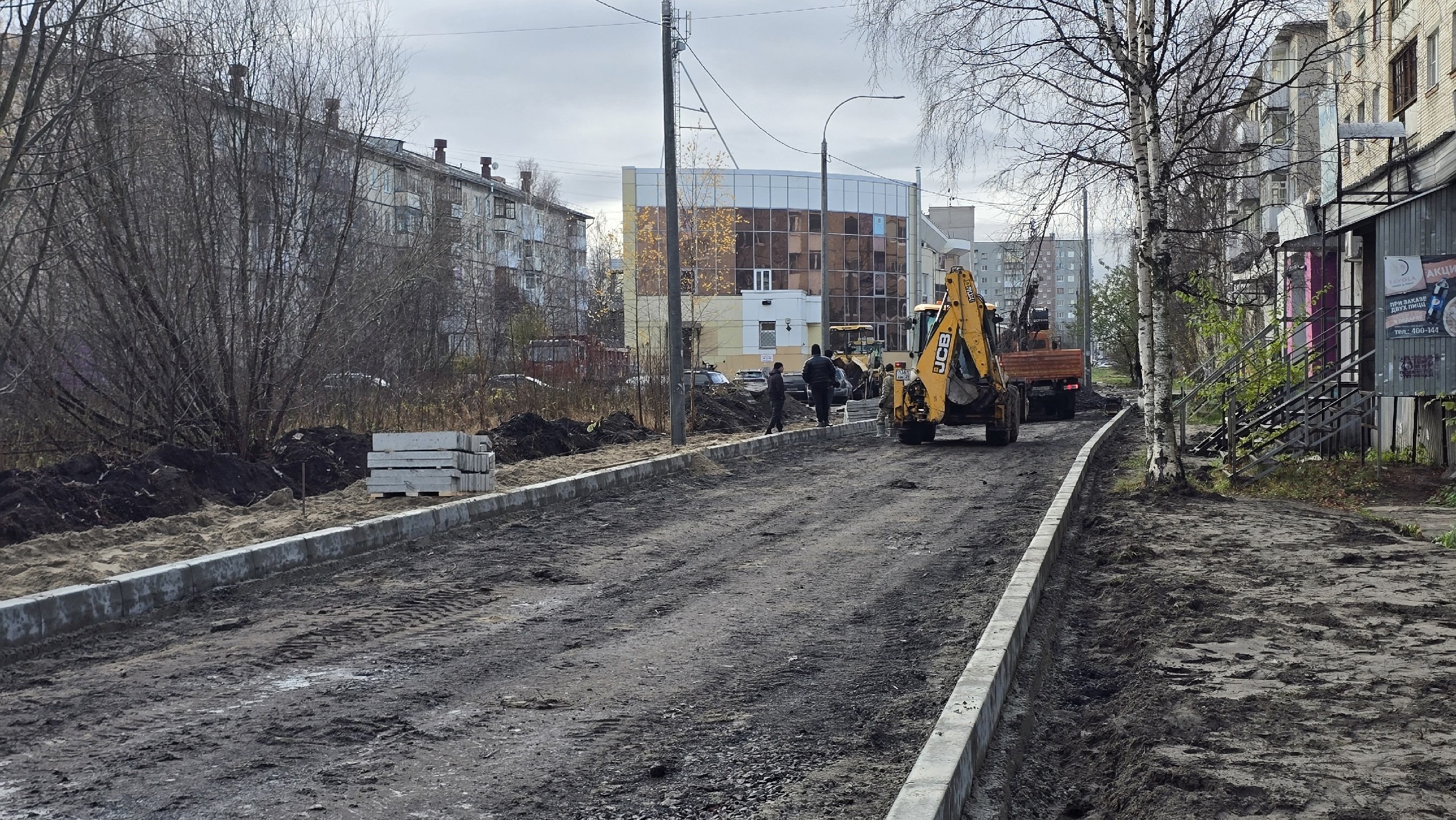 На улице Северодвинской идет установка борта перед асфальтированием На улице Северодвинской идет установка борта перед асфальтированием