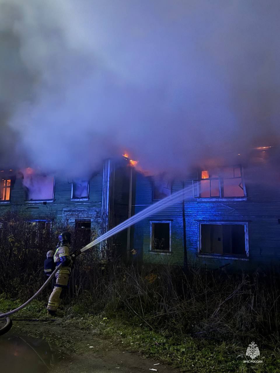 В Архангельске крупный пожар на Ленинградском проспекте В Архангельске крупный пожар на Ленинградском проспекте