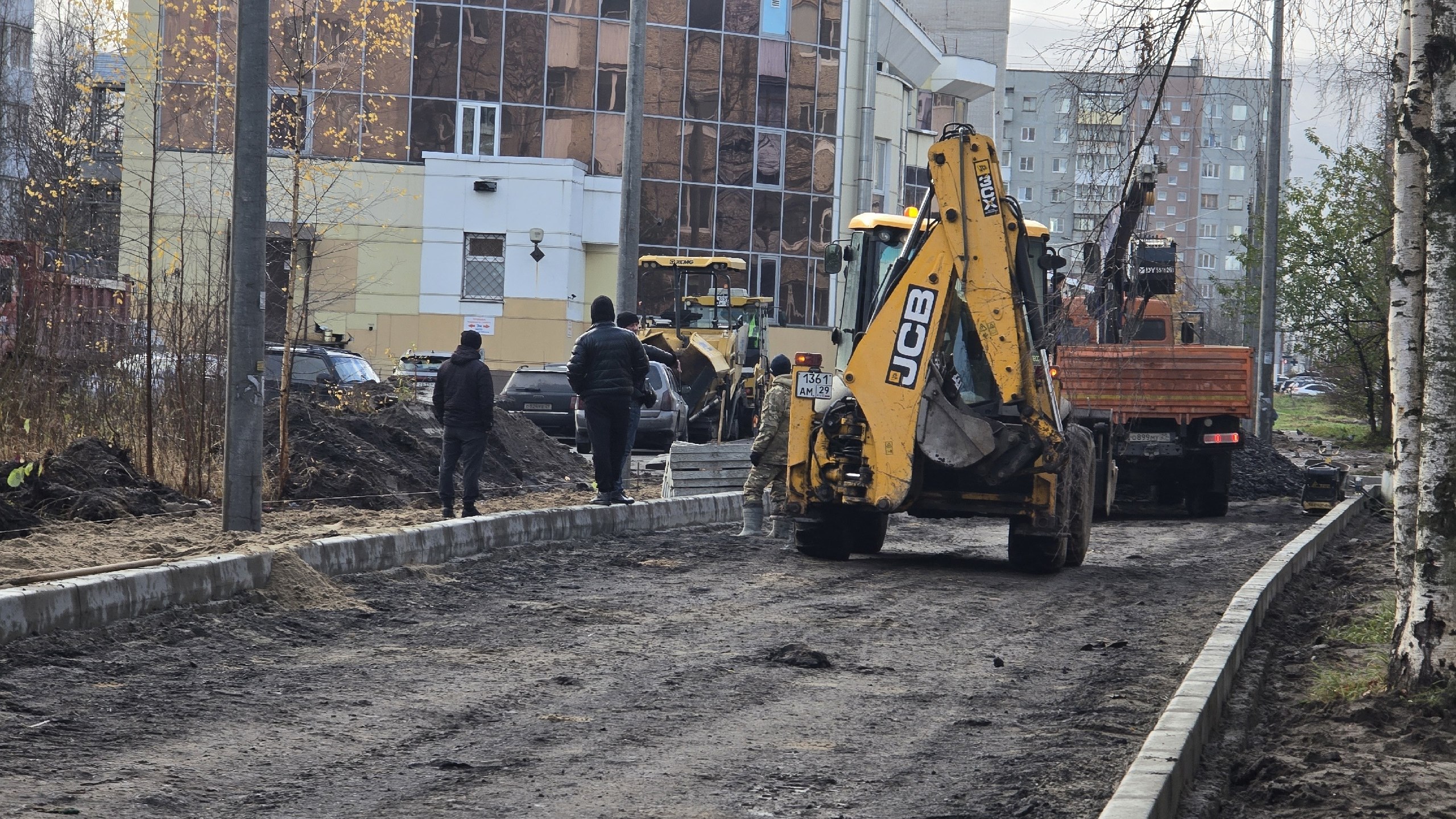 На улице Северодвинской идет установка борта перед асфальтированием На улице Северодвинской идет установка борта перед асфальтированием