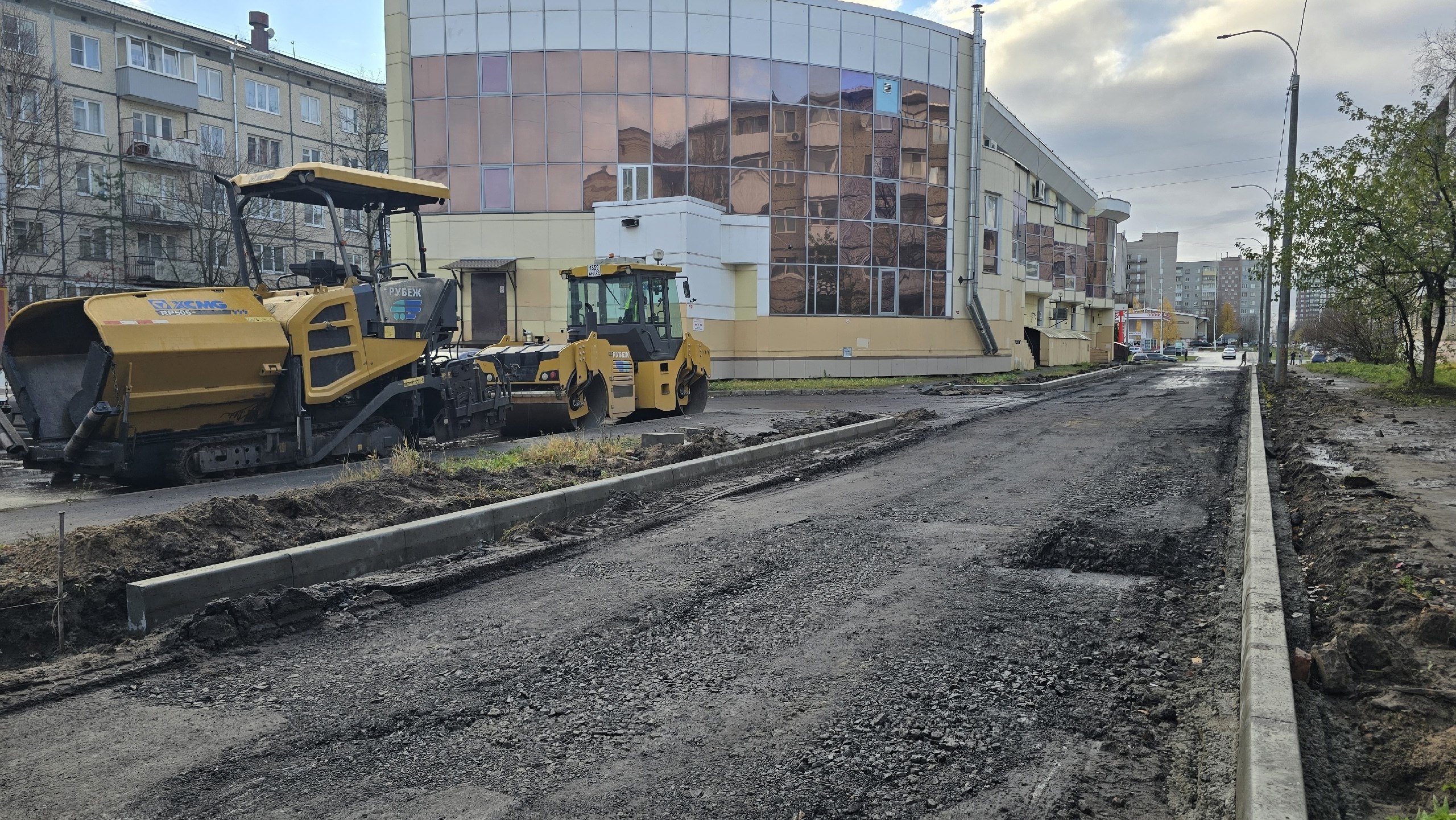 На улице Северодвинской идет установка борта перед асфальтированием На улице Северодвинской идет установка борта перед асфальтированием