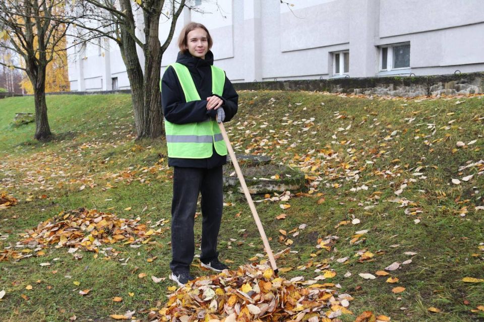  :          : 100       - 