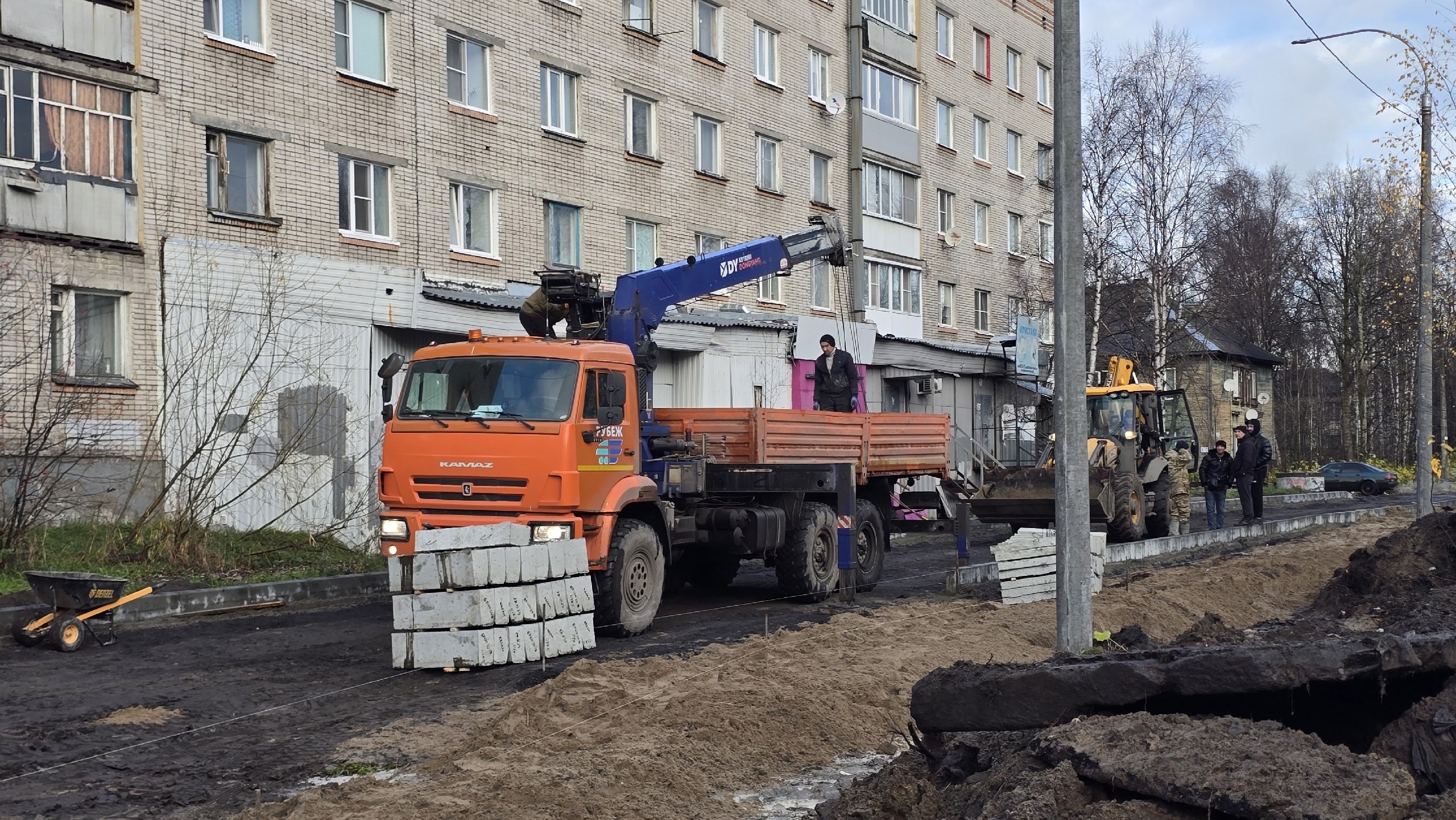 На улице Северодвинской идет установка борта перед асфальтированием