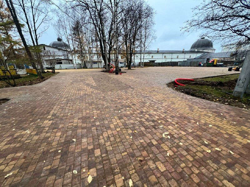 В детском парке уложили плитку