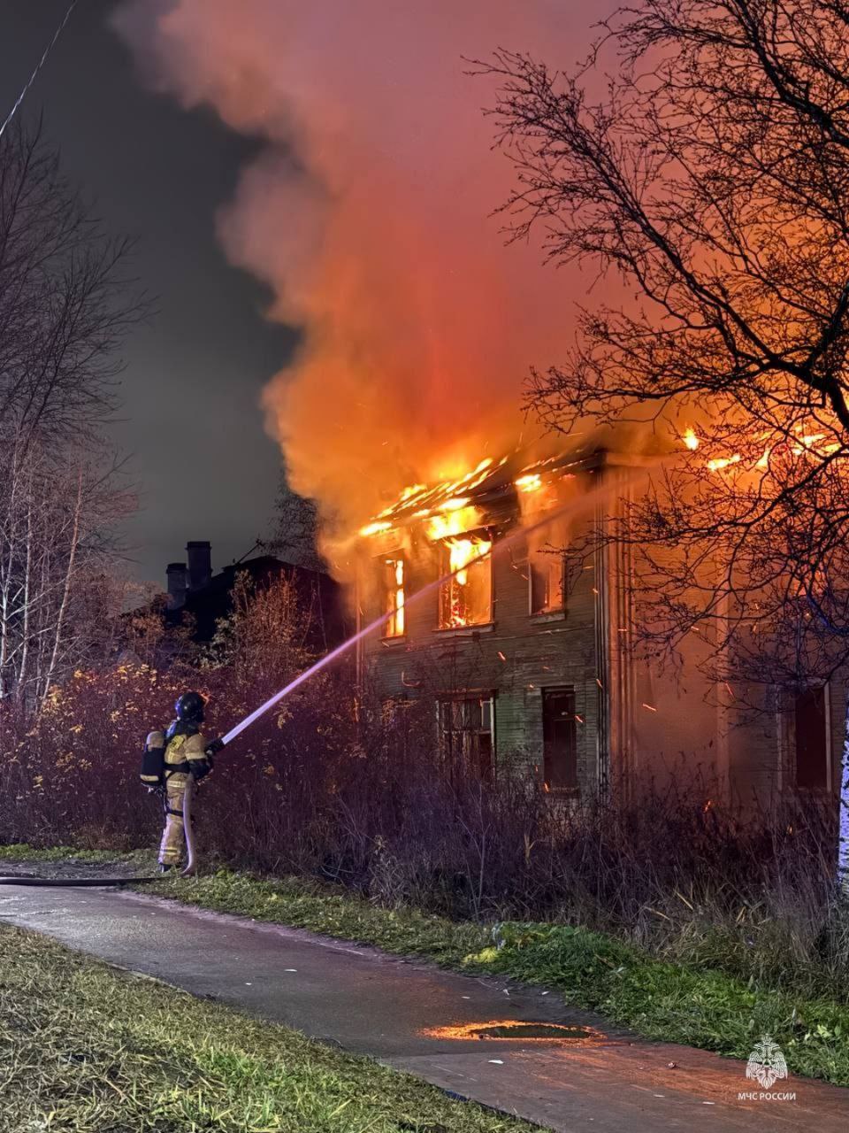 Что горит в Архангельске?. Отвечаем: Сегодня в 21:42 поступило сообщение, что по Ленинградскому проспекту, 361 произошёл пожар в двухэтажном нежилом деревянном доме Что горит в Архангельске?. Отвечаем: Сегодня в 21:42 поступило сообщение, что по Ленинградскому проспекту, 361 произошёл пожар в двухэтажном нежилом деревянном доме