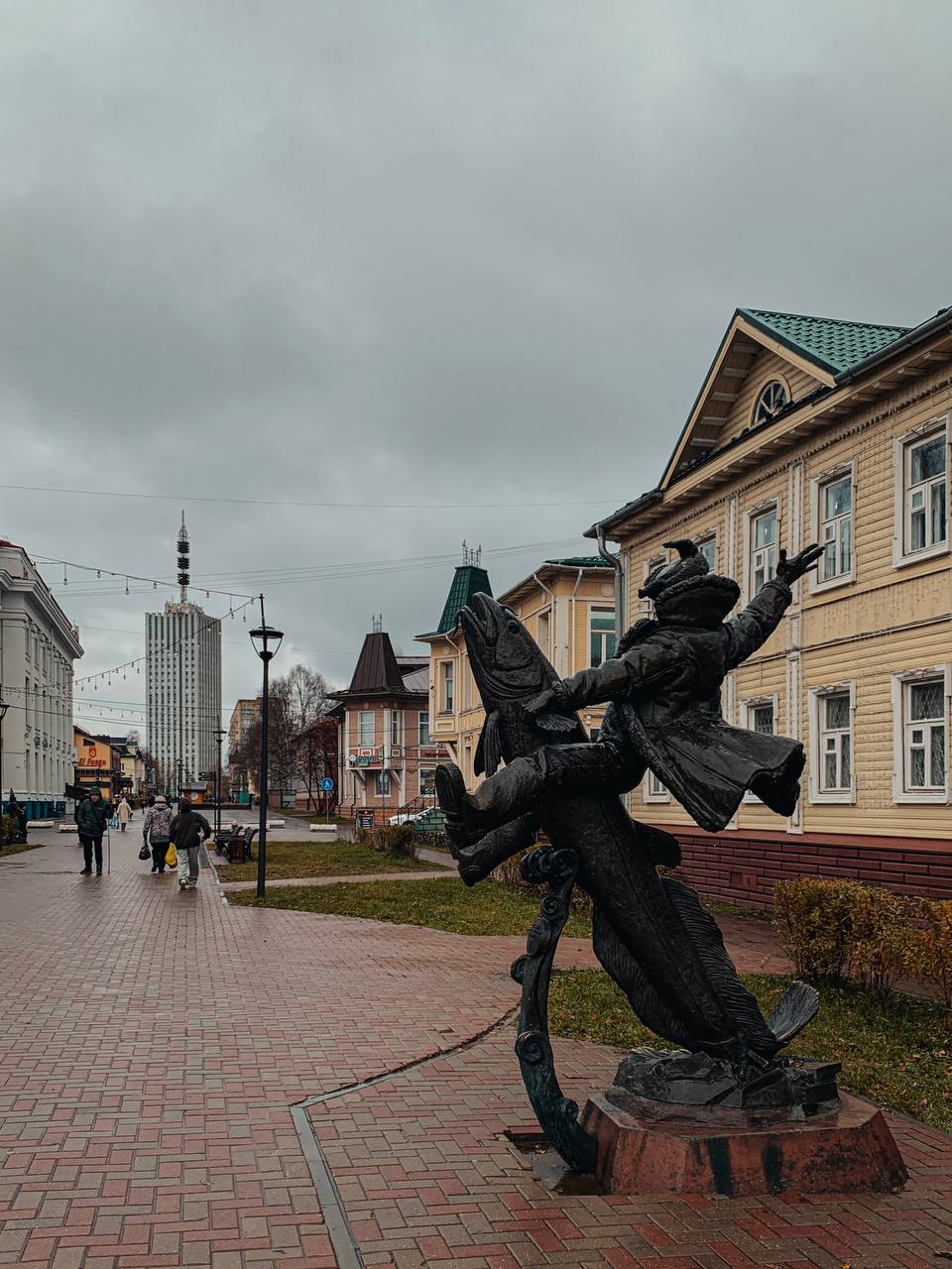 Небо хмурится и на его фоне жёлтые листья кажутся ещё ярче Небо хмурится и на его фоне жёлтые листья кажутся ещё ярче