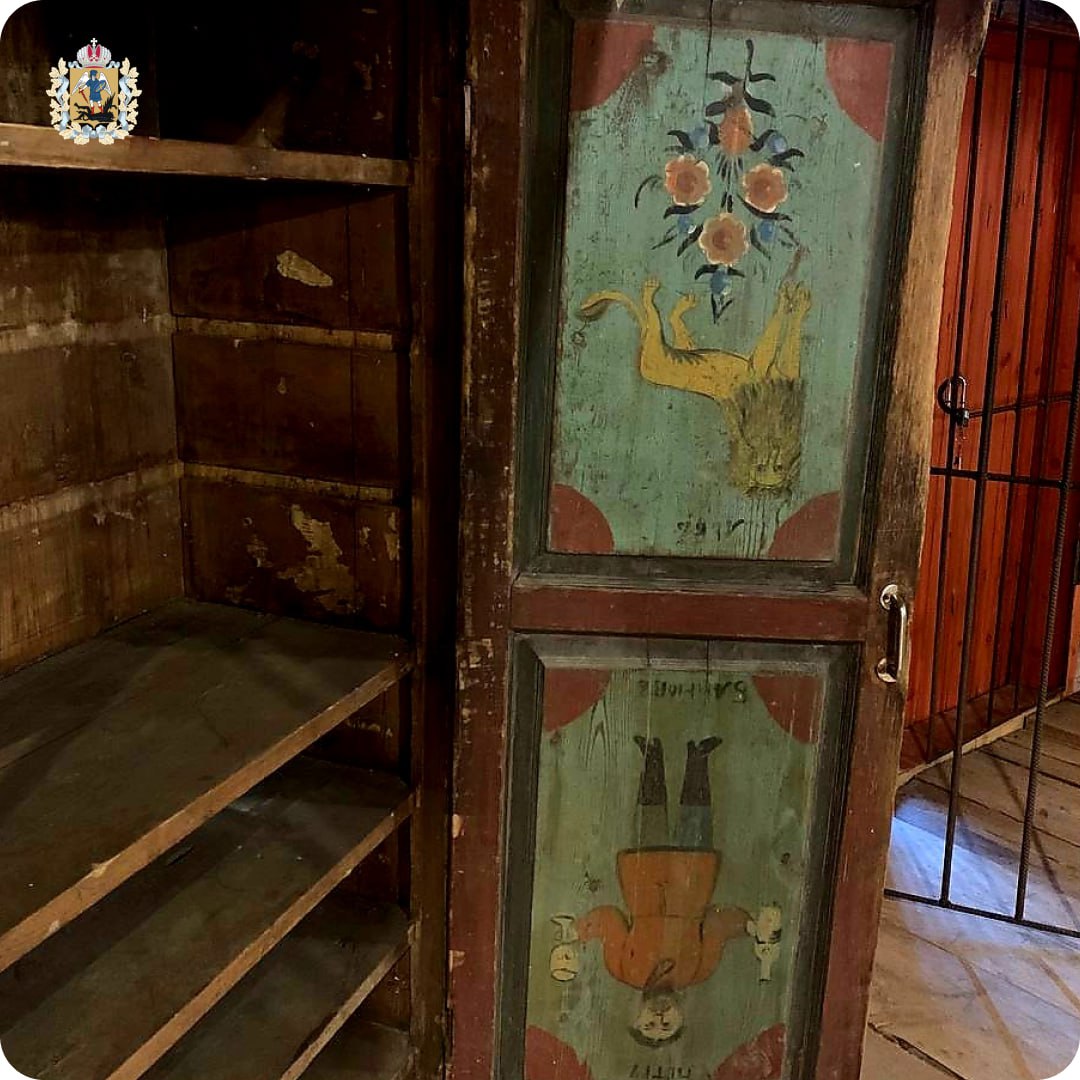 Музейный фонд Кенозерского нацпарка пополнился вековым шкафом с расписными дверцами Музейный фонд Кенозерского нацпарка пополнился вековым шкафом с расписными дверцами