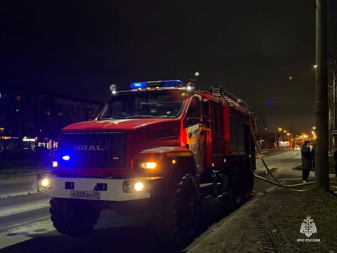 На Ленинградском проспекте горел нежилой деревянный дом На Ленинградском проспекте горел нежилой деревянный дом