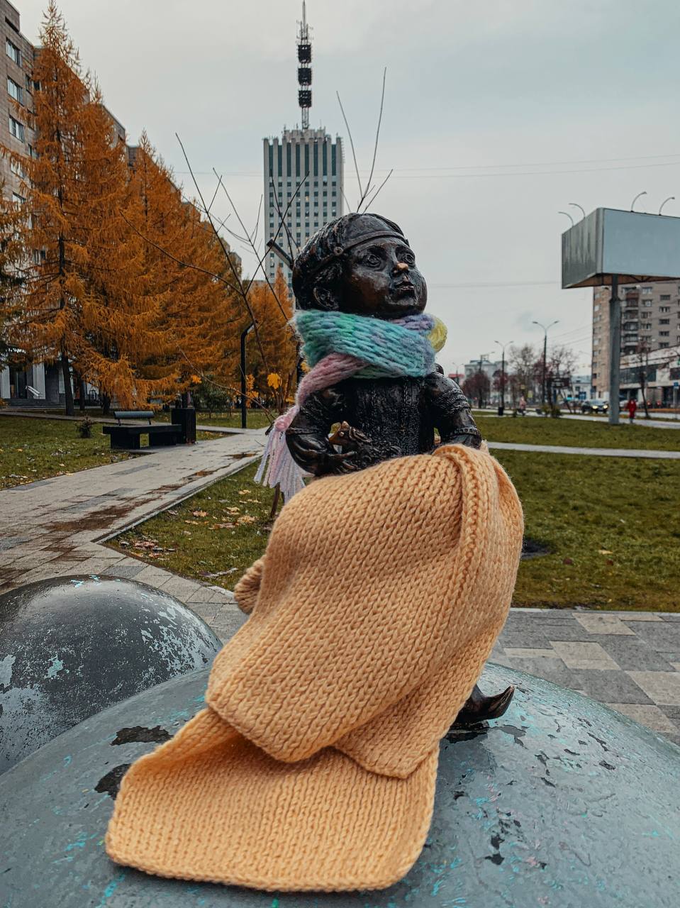 Небо хмурится и на его фоне жёлтые листья кажутся ещё ярче Небо хмурится и на его фоне жёлтые листья кажутся ещё ярче