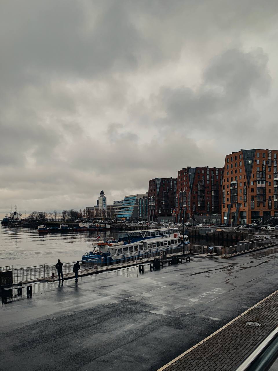 Небо хмурится и на его фоне жёлтые листья кажутся ещё ярче Небо хмурится и на его фоне жёлтые листья кажутся ещё ярче