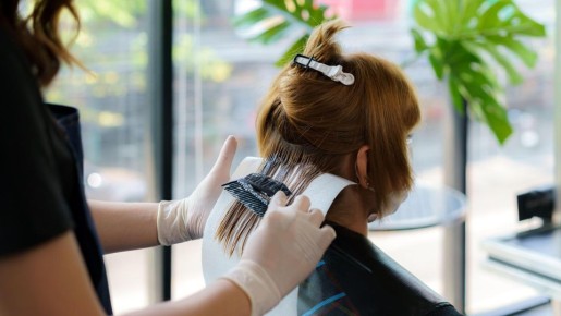 Подружки обзавидуются: быстрый способ самостоятельно осветлить волосы за 15 минут (видео)