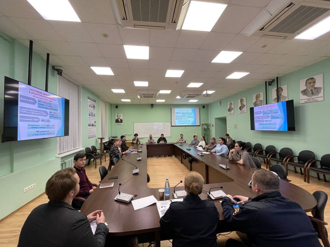 Стражи дорог рассказали иностранным студентам о Правилах дорожного движения России Стражи дорог рассказали иностранным студентам о Правилах дорожного движения России