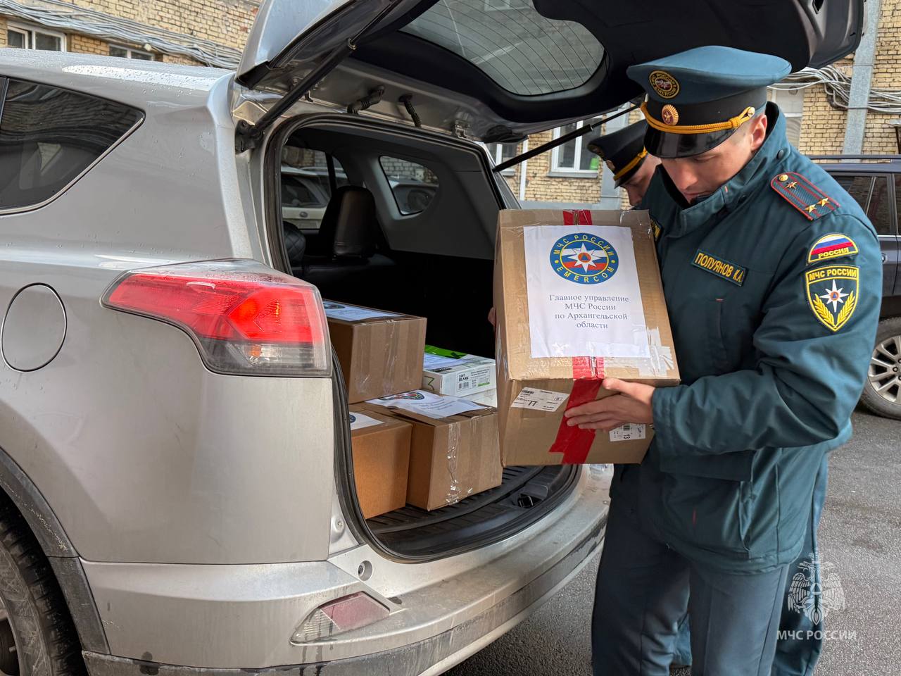 Сотрудники МЧС России собрали гумпомщь для жителей ЛНР Сотрудники МЧС России собрали гумпомщь для жителей ЛНР