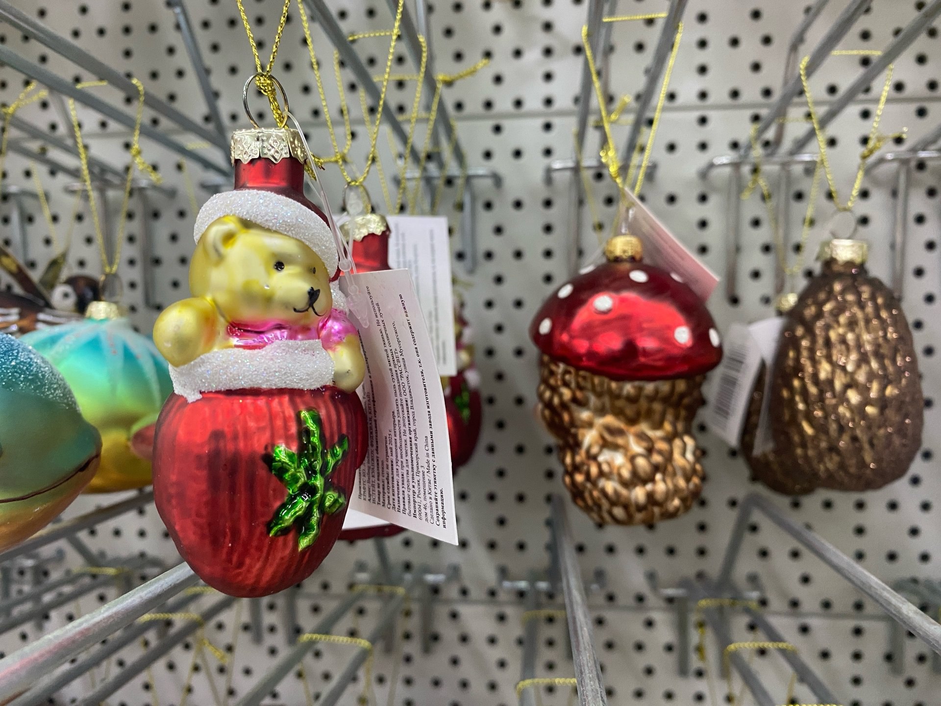 Смотрите, какая красота! В Архангельске начали продавать новогодние игрушки, и от этой сказочной россыпи просто глаз не оторвать Смотрите, какая красота! В Архангельске начали продавать новогодние игрушки, и от этой сказочной россыпи просто глаз не оторвать