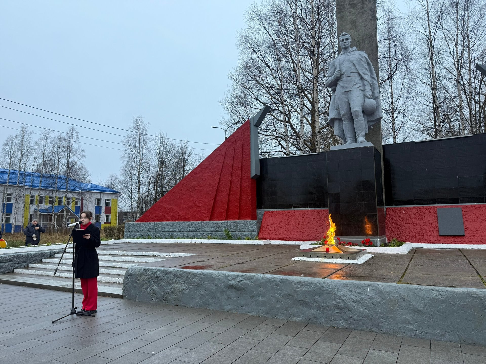 Сегодня, в День народного единства, новодвинцы собрались возле мемориала павшим героям Великой Отечественной войны, чтобы выразить признательность героизму предков, отдавших жизнь за мирное небо над головой