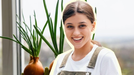 Даже земля не понадобится: хитрые садоводы выращивают на окне лук только так