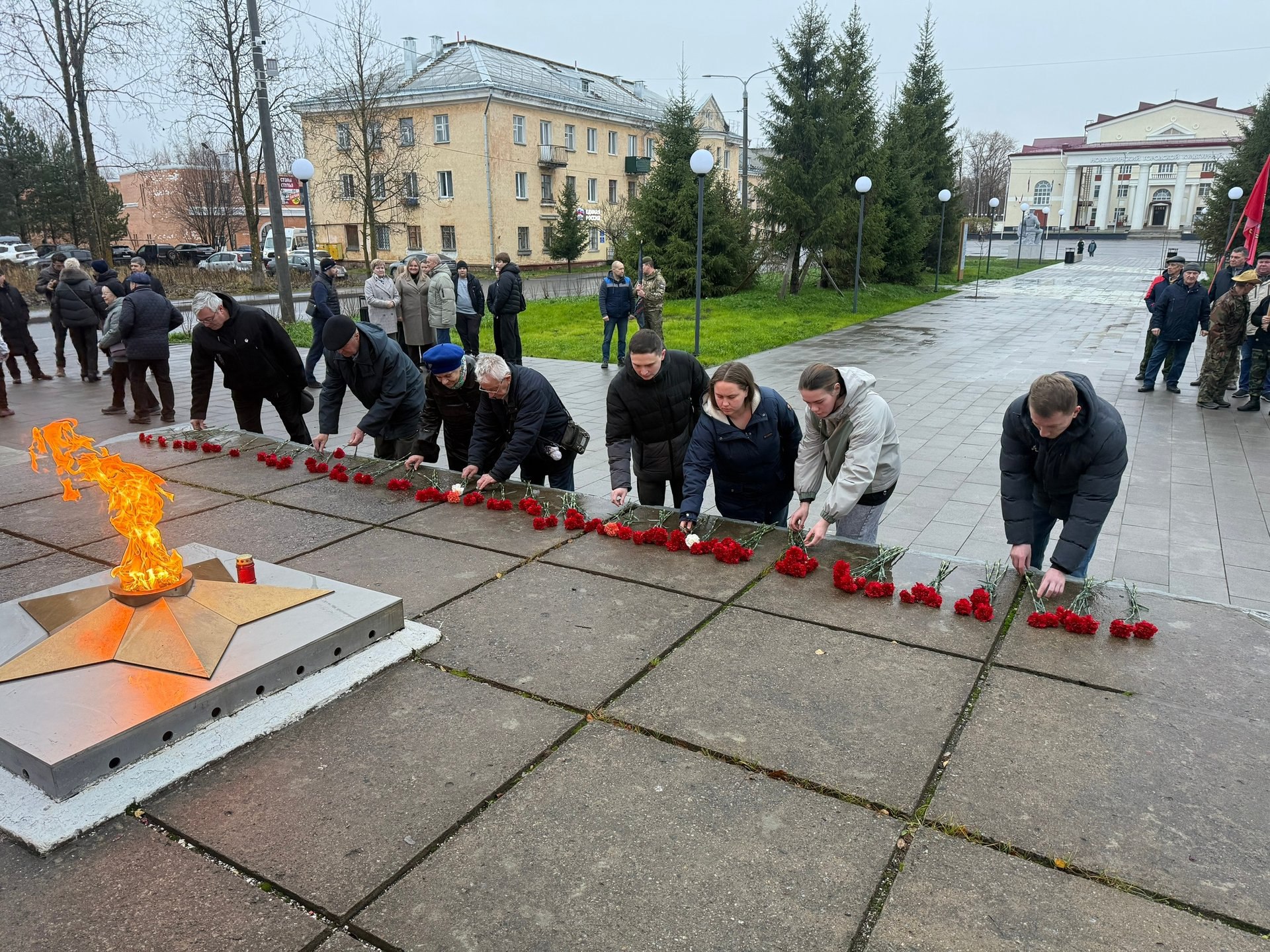 Сегодня, в День народного единства, новодвинцы собрались возле мемориала павшим героям Великой Отечественной войны, чтобы выразить признательность героизму предков, отдавших жизнь за мирное небо над головой Сегодня, в День народного единства, новодвинцы собрались возле мемориала павшим героям Великой Отечественной войны, чтобы выразить признательность героизму предков, отдавших жизнь за мирное небо над головой