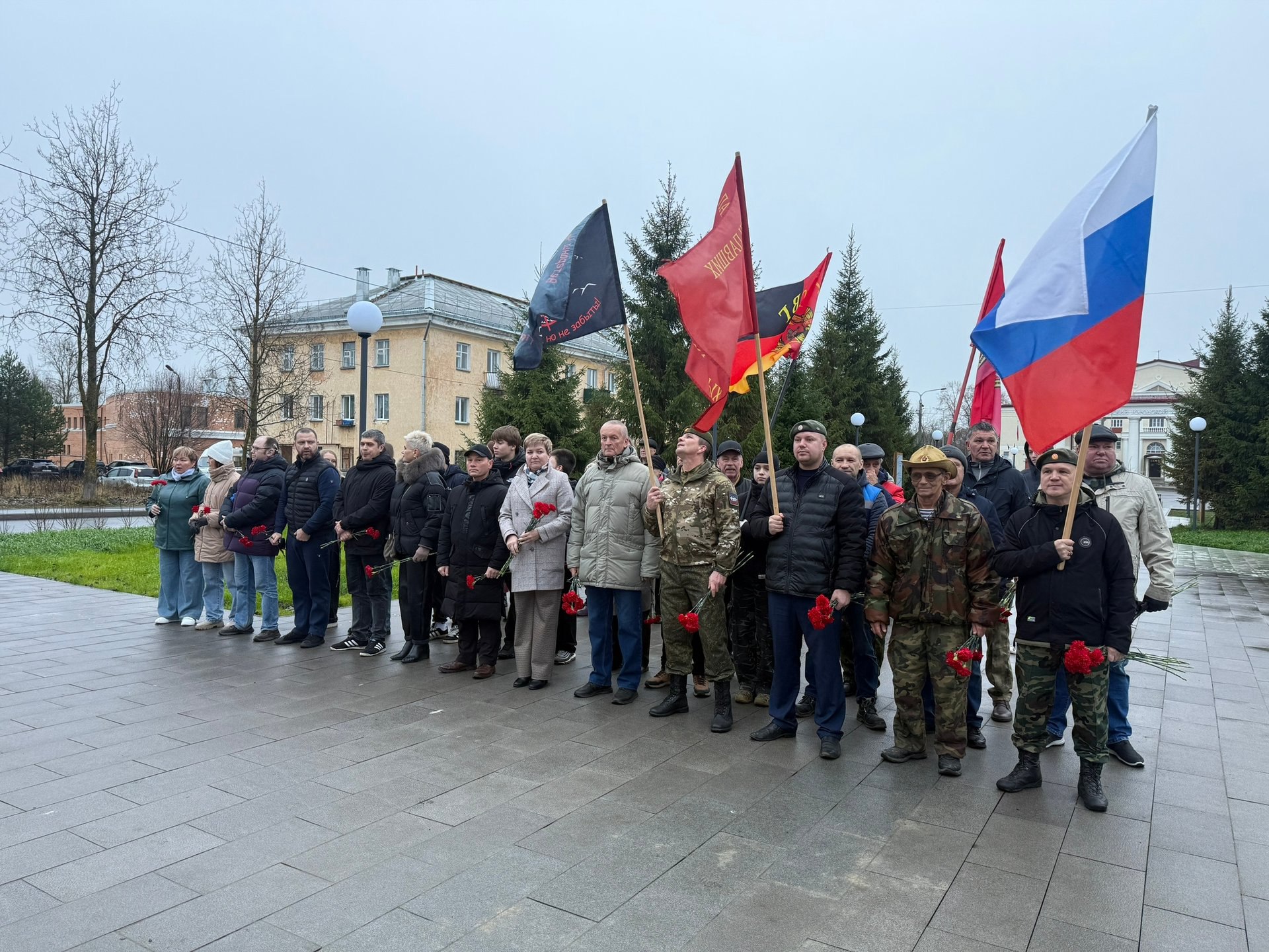 Сегодня, в День народного единства, новодвинцы собрались возле мемориала павшим героям Великой Отечественной войны, чтобы выразить признательность героизму предков, отдавших жизнь за мирное небо над головой Сегодня, в День народного единства, новодвинцы собрались возле мемориала павшим героям Великой Отечественной войны, чтобы выразить признательность героизму предков, отдавших жизнь за мирное небо над головой