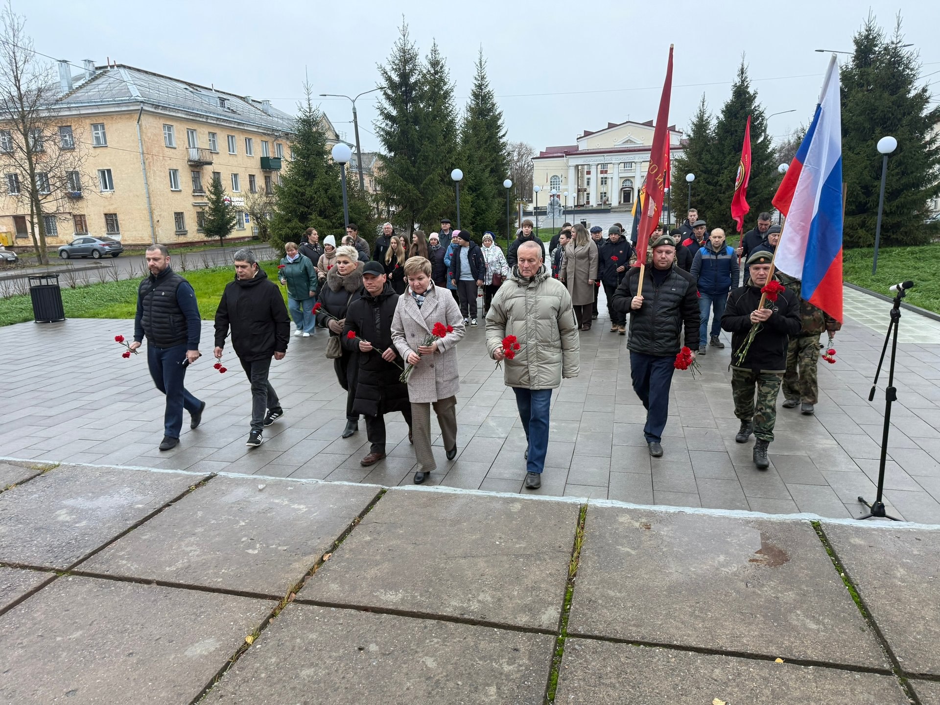 Сегодня, в День народного единства, новодвинцы собрались возле мемориала павшим героям Великой Отечественной войны, чтобы выразить признательность героизму предков, отдавших жизнь за мирное небо над головой Сегодня, в День народного единства, новодвинцы собрались возле мемориала павшим героям Великой Отечественной войны, чтобы выразить признательность героизму предков, отдавших жизнь за мирное небо над головой