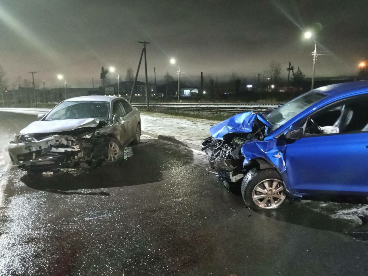 Накануне около 18:50 в Архангельске на улице Дрейера произошло лобовое сопротивление двух автомобилей