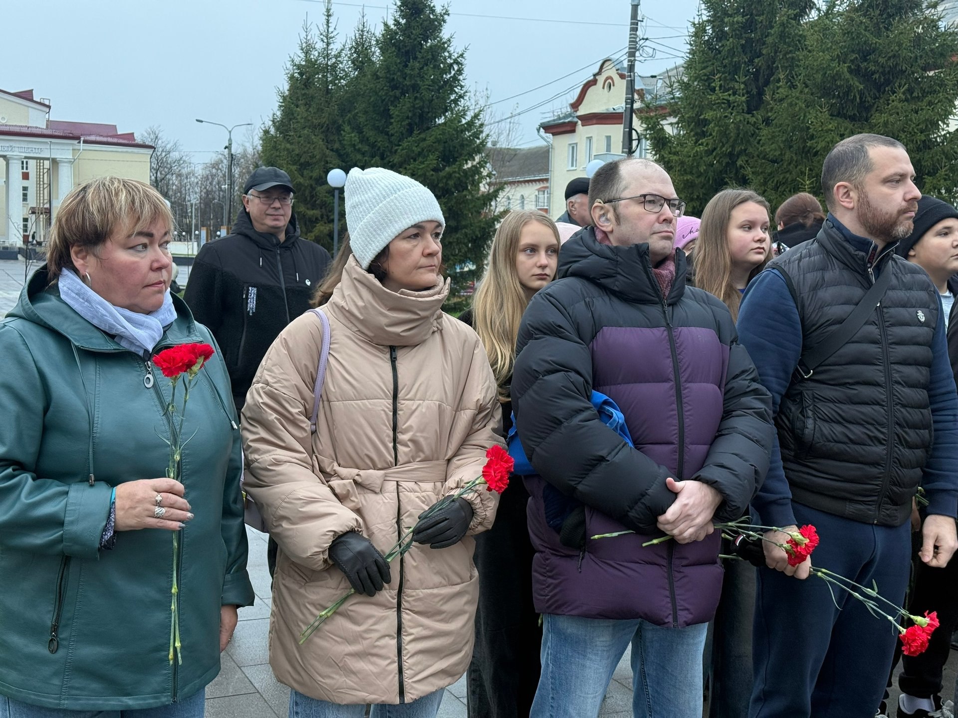 Сегодня, в День народного единства, новодвинцы собрались возле мемориала павшим героям Великой Отечественной войны, чтобы выразить признательность героизму предков, отдавших жизнь за мирное небо над головой Сегодня, в День народного единства, новодвинцы собрались возле мемориала павшим героям Великой Отечественной войны, чтобы выразить признательность героизму предков, отдавших жизнь за мирное небо над головой