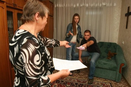 Как защитить свои права: что делать, если соседи сдают квартиру незаконно