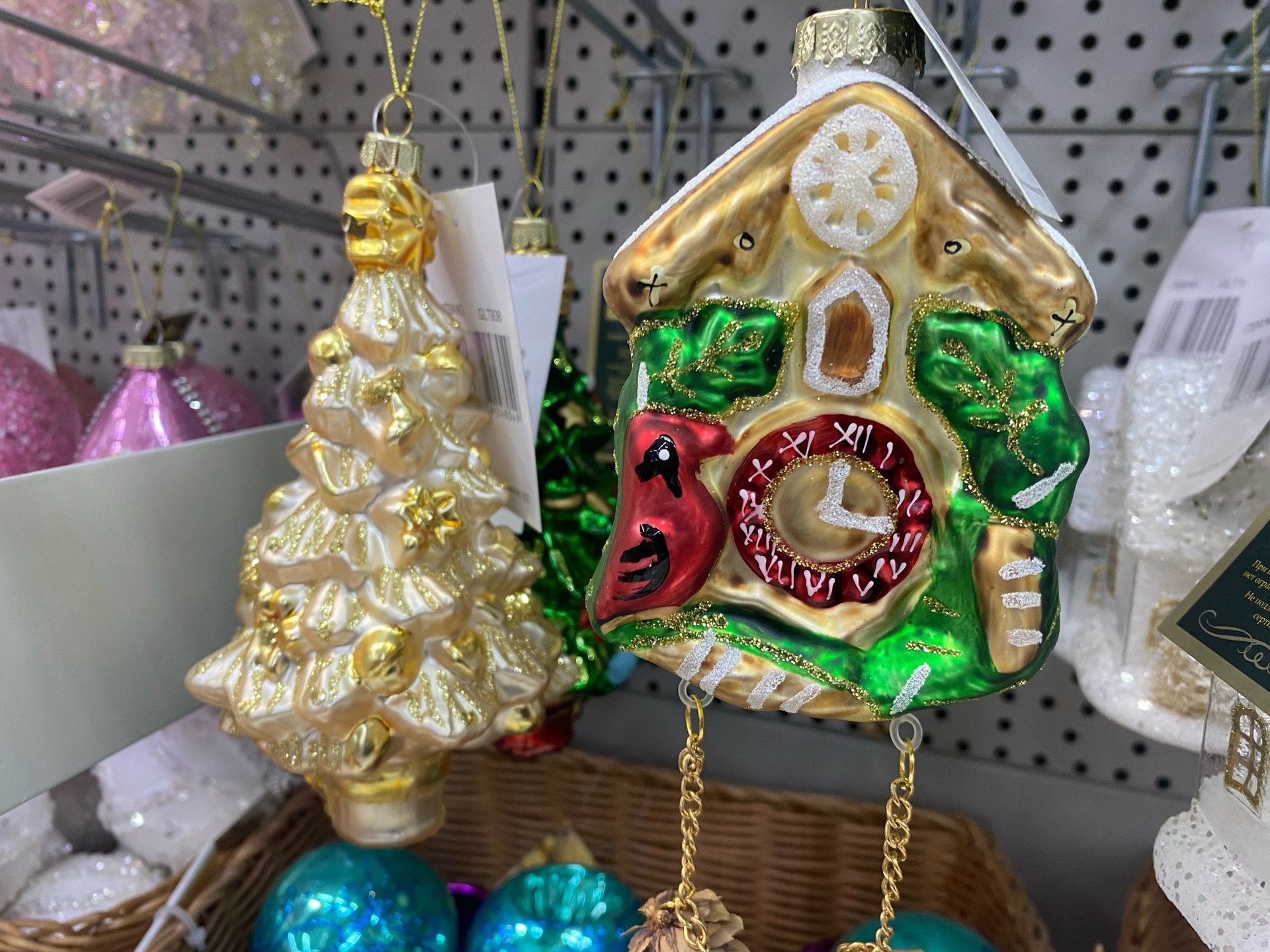 Смотрите, какая красота! В Архангельске начали продавать новогодние игрушки, и от этой сказочной россыпи просто глаз не оторвать Смотрите, какая красота! В Архангельске начали продавать новогодние игрушки, и от этой сказочной россыпи просто глаз не оторвать