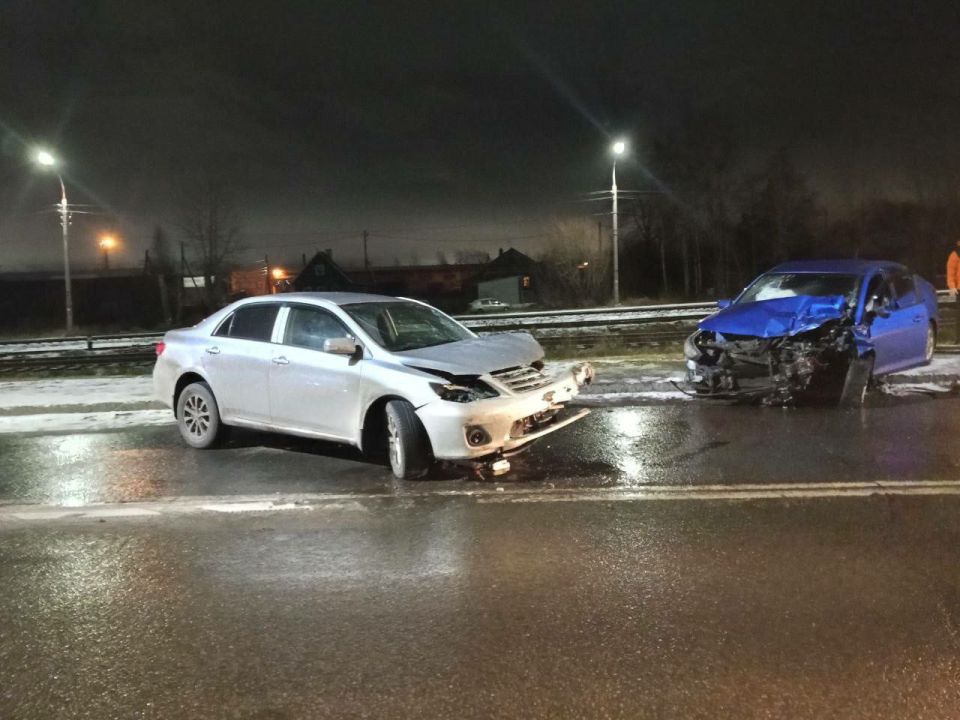 Накануне около 18:50 в Архангельске на улице Дрейера произошло лобовое сопротивление двух автомобилей Накануне около 18:50 в Архангельске на улице Дрейера произошло лобовое сопротивление двух автомобилей
