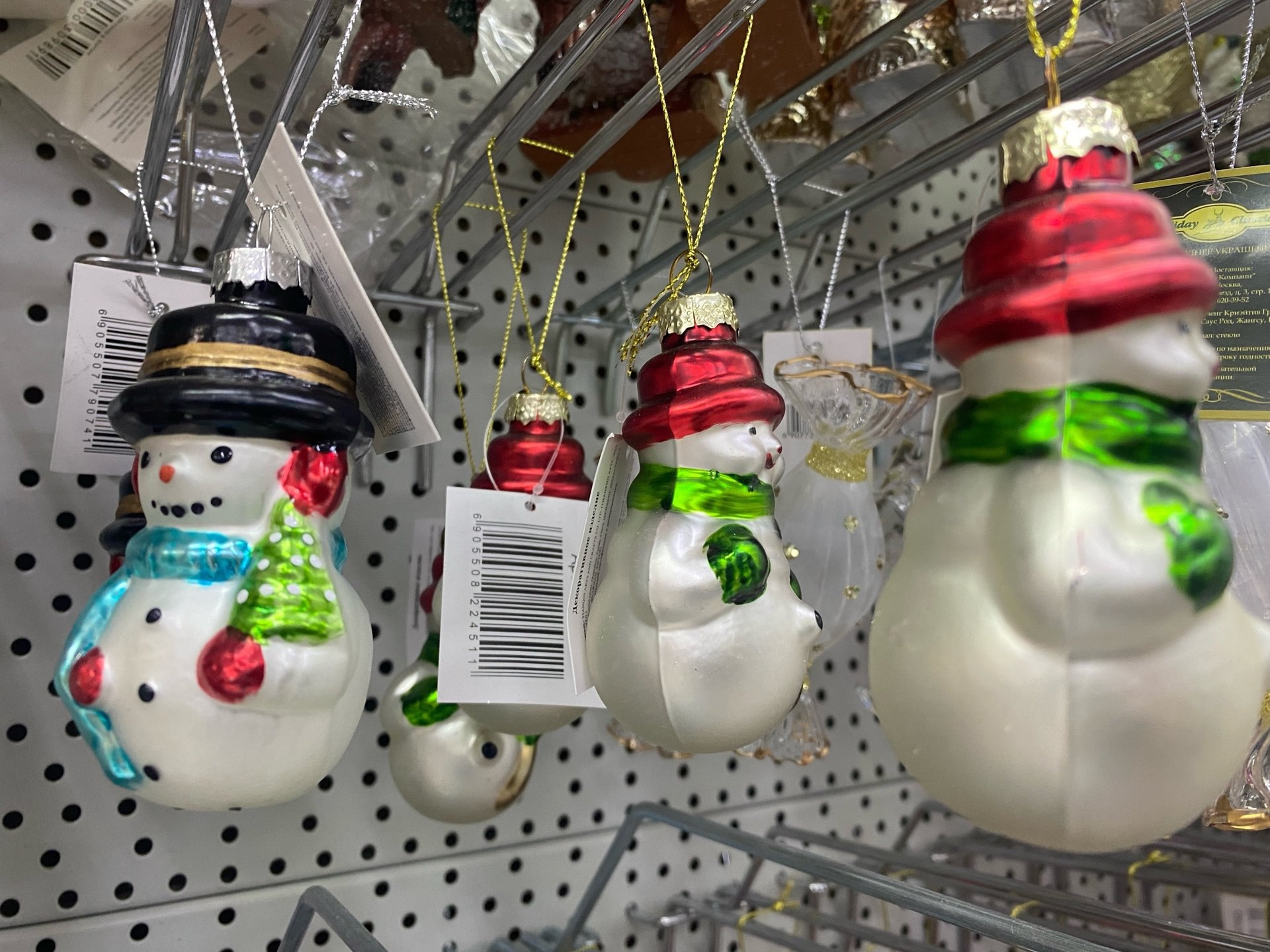 Смотрите, какая красота! В Архангельске начали продавать новогодние игрушки, и от этой сказочной россыпи просто глаз не оторвать Смотрите, какая красота! В Архангельске начали продавать новогодние игрушки, и от этой сказочной россыпи просто глаз не оторвать