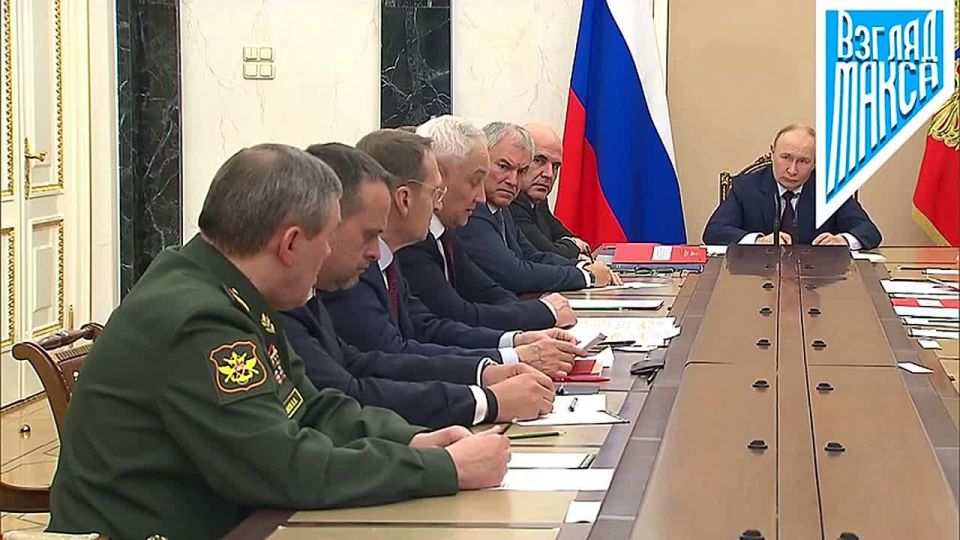 Президент России Владимир Путин в Кремле провёл оперативное совещание с постоянными членами Совета Безопасности