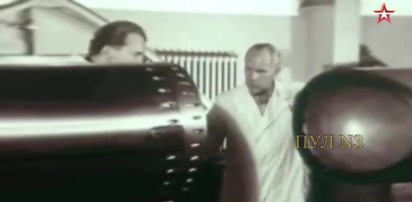 «Редкие кадры. Создатель атомной бомбы Игорь Курчатов осматривает новую торпеду. Под его личным контролем проходит окончательная сборка изделия. Торпеда собрана. Теперь она будет доставлена на корабль, который специально...