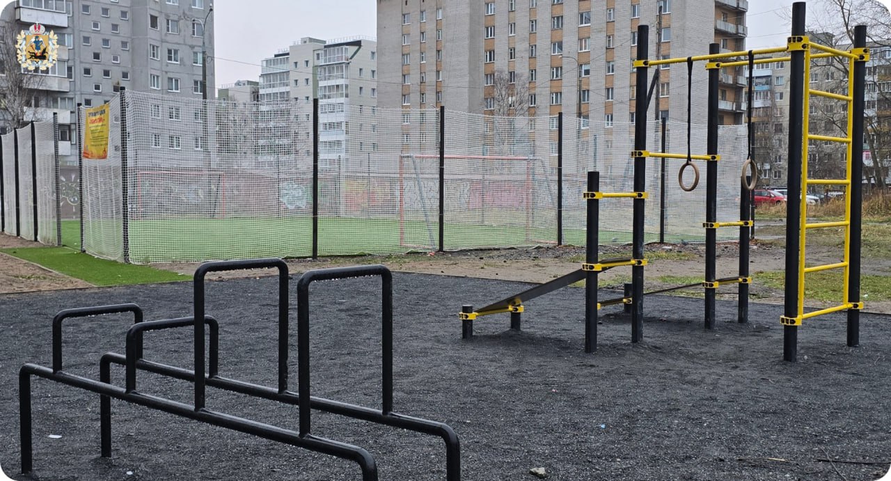 В Октябрьском округе Архангельска появилось новое футбольное поле В Октябрьском округе Архангельска появилось новое футбольное поле