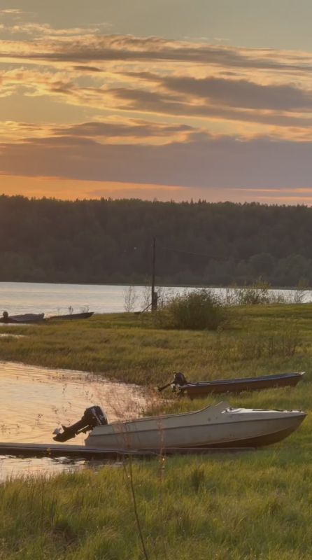 Часовне в Мызе стоит на небольшом возвышении, а кругом лишь поля, стога и всего парочка домов