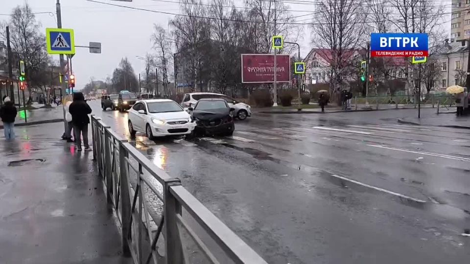 ДТП на перекрёстке Троицкого проспекта и улицы Попова в Архангельске