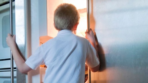 Неприятные запахи больше не дадут о себе знать: вот чем следует обработать холодильник